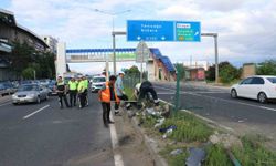 Hafif ticari araca çarpan motosikletli yolun karşısına uçtu: 3 yaralı