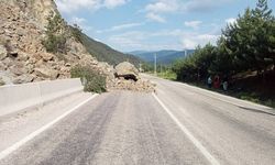 Dağdan kopan kaya parçaları Mudurnu yolu kapattı