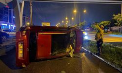 Hurdaya dönen otomobilin içinden çıkarak olay yerinden kaçtı