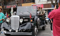 Kendi imkanıyla yaptığı Atatürk'ün makam aracının replikasıyla şehir şehir geziyor