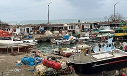 Balıkçı tekneleri deniz suyunun soğumasını bekliyor