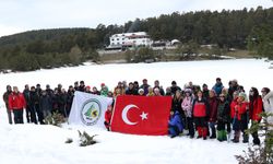 Karlı yollarda 11 kilometre yürüdüler: Türk Bayrağı Açıldı