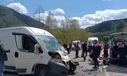 Mudurnu - Akyazı yolunda kafa kafaya çarpıştılar. 15 kişi yaralandı