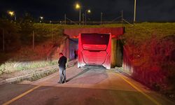 Yolcu otobüsü alt geçide sıkıştı kaldı