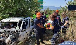 Bariyerleri aşarak defalarca takla attı. Otomobildeki 5 kişi yaralandı