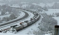 TEM'de trafik durdu, maddi hasarlı kazalar yüzünden yol tıkandı