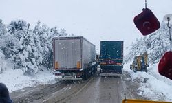 Kayan tır yolu kapattı