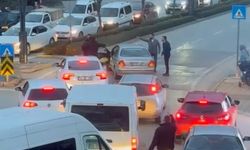 Akşam trafiğinde yumruklar havada uçuştu: Trafik kilitlendi