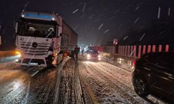 Bolu Dağı'nda kar yağışı aniden bastırdı, tırlar yolda kaldı