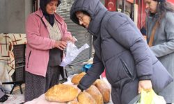 Soğuk havaya ve yaşına rağmen "Ekmek parası" kazanıyor