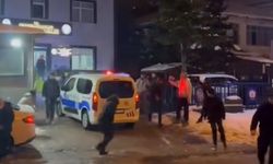 Gençler karakolda polislerle kartopu oynadı