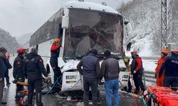 İran'a giden 28 yolcunun bulunduğu otobüs, tıra çarptı: 1 yaralı