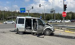 Hafif ticari araç ile otomobil çarpıştı: 10 yaralı
