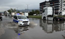 Bolu'da sağanak ve fırtına hayatı felç etti: Yollar göle döndü