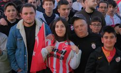 Boluspor-Bandırmaspor maçını yüzlerce taraftar dev ekrandan izledi