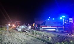 Otomobil ile kamyon kafa kafaya çarpıştı: 1 ölü, 4 yaralı