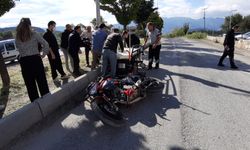 Otomobile çarpmamak için refüje girdi
