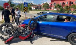 Otomobille çarpışan motosiklet sürücüsü yaralandı