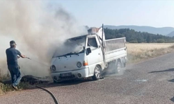 Araç Yangını Tarlalara Sıçramadan Söndürüldü