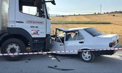 Bolu’da kamyonla çarpışan Fiat Tofaş hurdaya döndü: 1’i ağır 2 yaralı