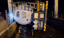 Bolu’da tanker gişelere çarpıp devrildi: 1 yaralı