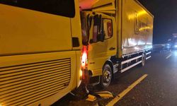 TEM’de lastiği patlayan otobüse kamyon çarptı: 1 yaralı