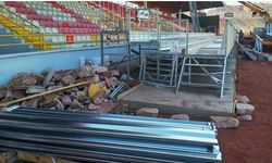 Tribün montajı başladı, kulelere devam