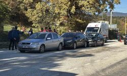 3 araç zincirleme kaza yaptı