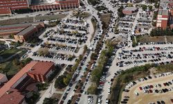 Gelişigüzel park eden araçlar ulaşımı aksatıyor
