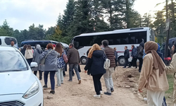 Gölcük Tabiat Parkı’nda Trafik Yoğunluğu: Araç Kuyruğu Metrelerce Uzadı