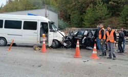 Karşı şeride geçen minibüsle otomobil kafa kafaya çarpıştı: 1 yaralı