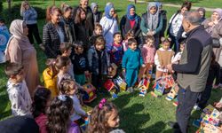 Minik ellerden kuşlara sıcak yuva
