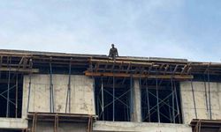 4 aydır maaş alamayan işçiler, çatıya çıktı