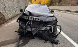 Bolu’da istinat duvarına çarpan araç, ağır hasar aldı