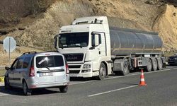 D-100’de tırın önüne kattığı araç hasar aldı