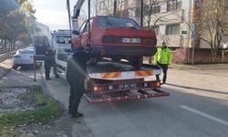 Bolu’da uzun süredir park halindeki hurda araçlar toplanıyor