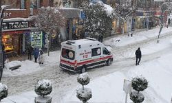 Bolu’da bir ambulansın karla imtihanı kamerada