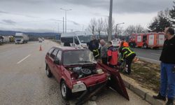 Bolu'da minibüsle çarpışan otomobilin sürücüsü yaralandı: Kaza anı kamerada