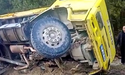 Bolu'da lastiği patlayan hafriyat kamyonu devrildi: 1 yaralı