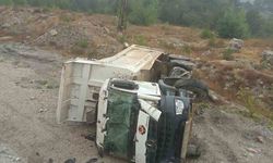 Bolu’da hafriyat kamyonu şarampole devrildi: 1 yaralı