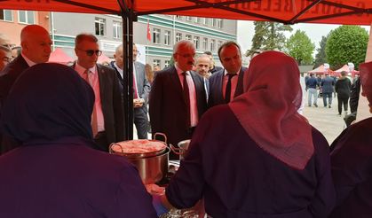 Yöresel ürünler ve yemekler tanıtıldı! Protokol stantları gezerek yemekleri tattı