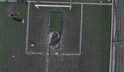 Parktaki halı sahayı, tarlaya çevirdiler