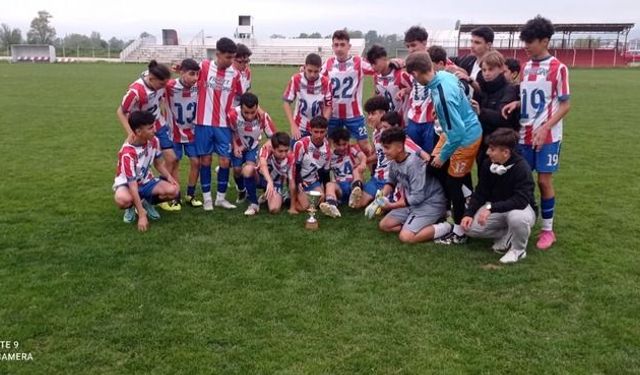 Kıbrıscıkspor U-15'te namağlup şampiyon oldu