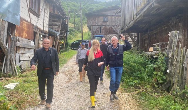 Tuğçe kaymakam sahaya indi. Sel mağdurlarını dinledi