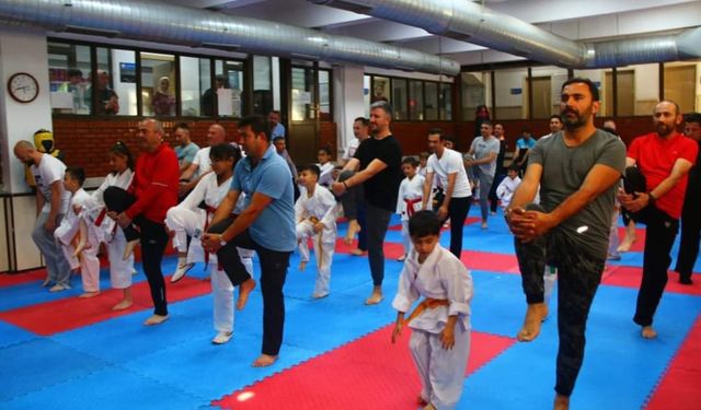 Babalarıyla beraber karate yapacaklar