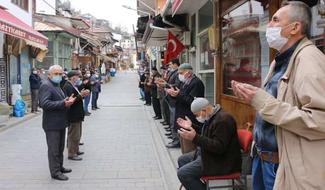 Mudurnu’da gelenek bozulmadı. Bu defa eller Filistin için semaya açıldı