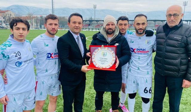 AMATÖR SPOR KULÜPLERİNDEN DURAK’A PLAKET  “AMATÖR SPOR KULÜPLERİMİZİN HER ZAMAN YANINIZDAYIZ”