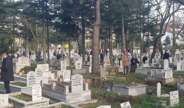 Bolu Belediyesi Şehitler Mezarlığında Kuran-ı Kerim ve Hatim Dualarıyla Anma Programı Düzenledi