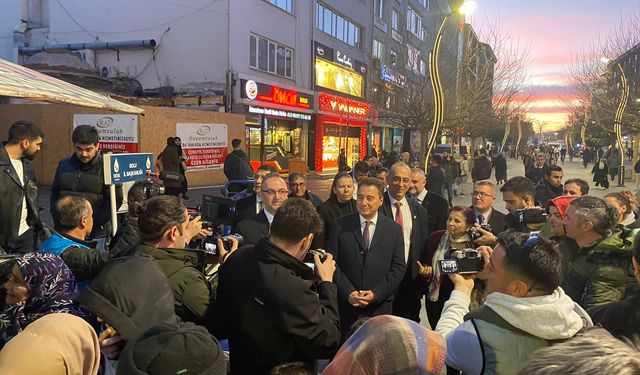 Deva Partisi Genel Başkanı Ali Babacan, Bolu'da İzzet Baysal Caddesi'nde Vatandaşlarla Buluştu