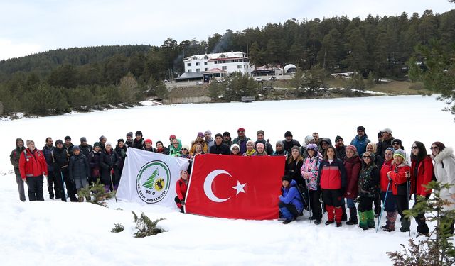 Karlı yollarda 11 kilometre yürüdüler: Türk Bayrağı Açıldı